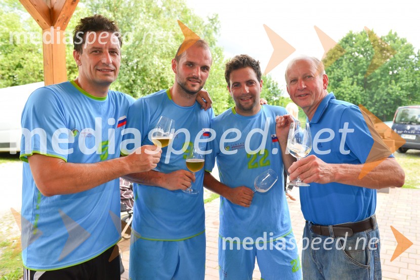  Robi Fišer, nogometaš Slovenske vinske reprezentance;  Matej  Vračko, Vinogradništvo Vračko, nogometaš slovenske vinske reprezentance;  Tim Lo Duca, nogometaš Vinske reprezentance Slovenije;  ... Nogometna tekma med gostinci in vinarji