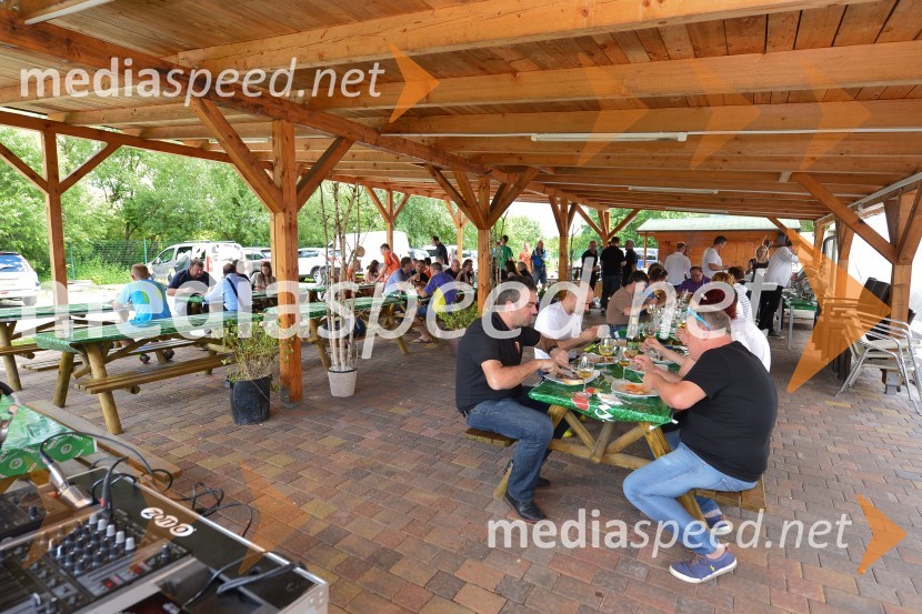 Nogometna tekma med gostinci in vinarji