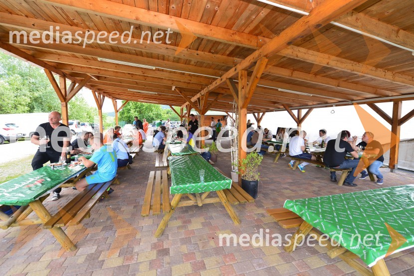 Nogometna tekma med gostinci in vinarji