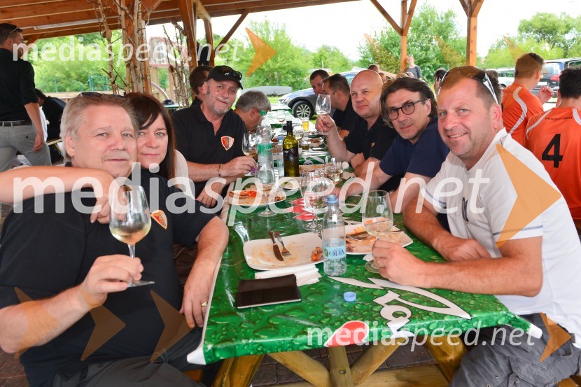 Nogometna tekma med gostinci in vinarji