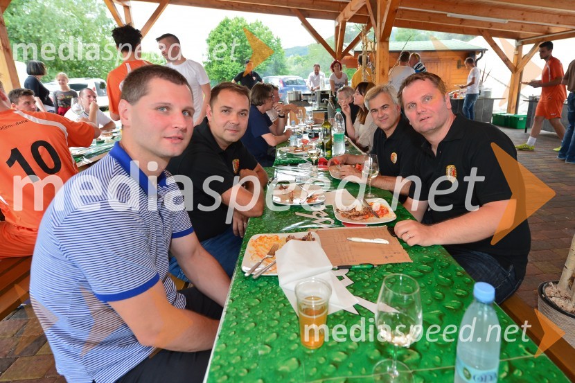 Nogometna tekma med gostinci in vinarji