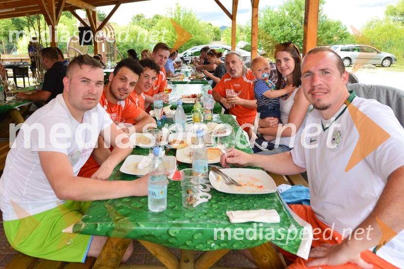 Ekipa primorskih vinarjev (BRIC-ev) na tradicionalnem turnirju vianrjev in gostincev v Mariboru.Nogometna tekma med gostinci in vinarji