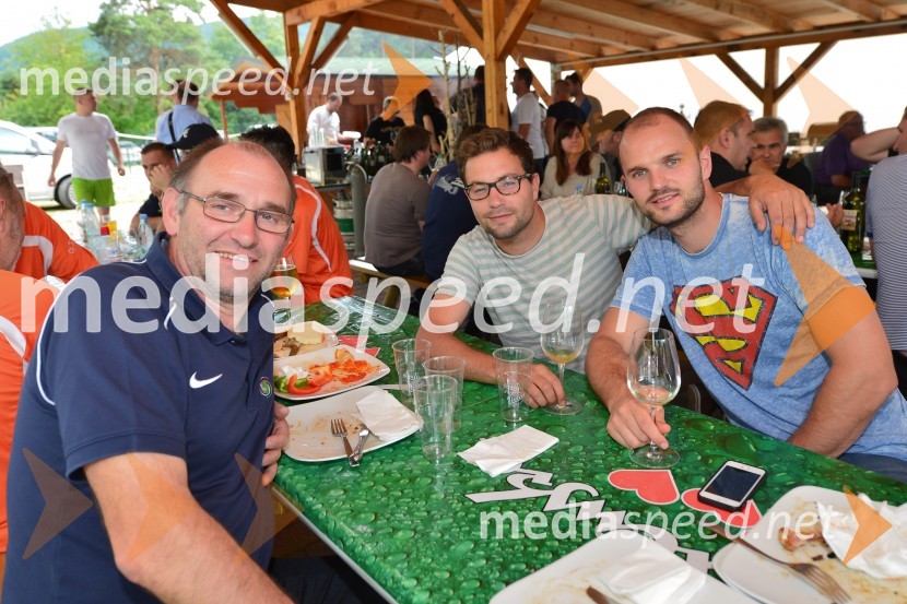  Bogomir Valdhuber, vinar, Vino Valdhuber, nogometaš Vinske reprezentance Slovenije;  Tim Lo Duca, nogometaš Vinske reprezentance Slovenije;  Matej  Vračko, Vinogradništvo Vračko, nogometaš slovenske vinske reprezentanceNogometna tekma med gostinci in vinarji
