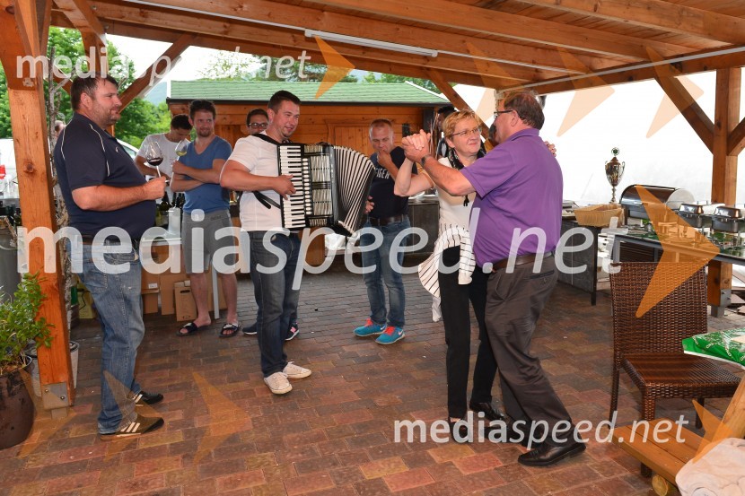 Nogometna tekma med gostinci in vinarji