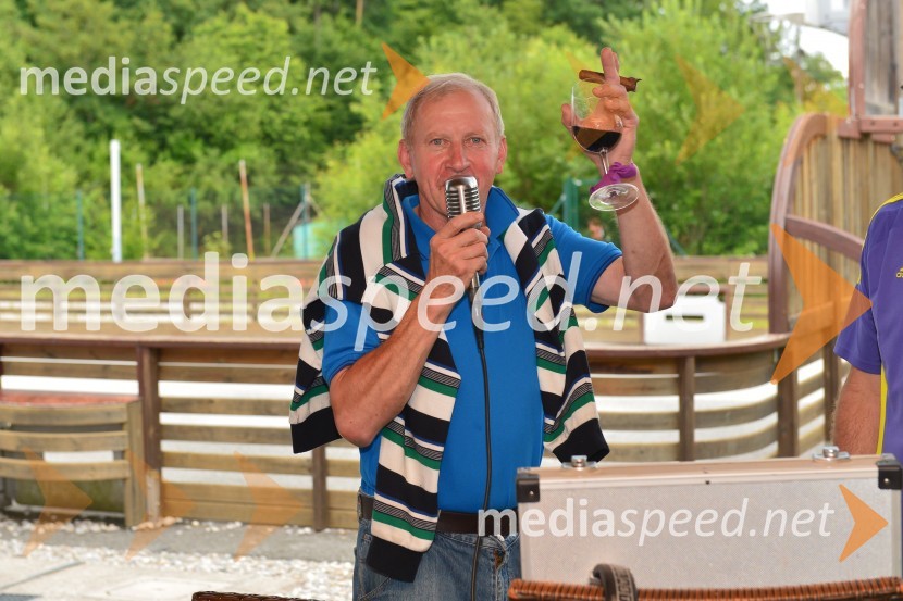 Nogometna tekma med gostinci in vinarji