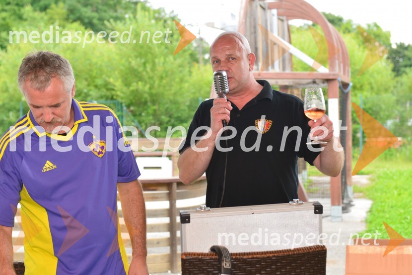 Nogometna tekma med gostinci in vinarji