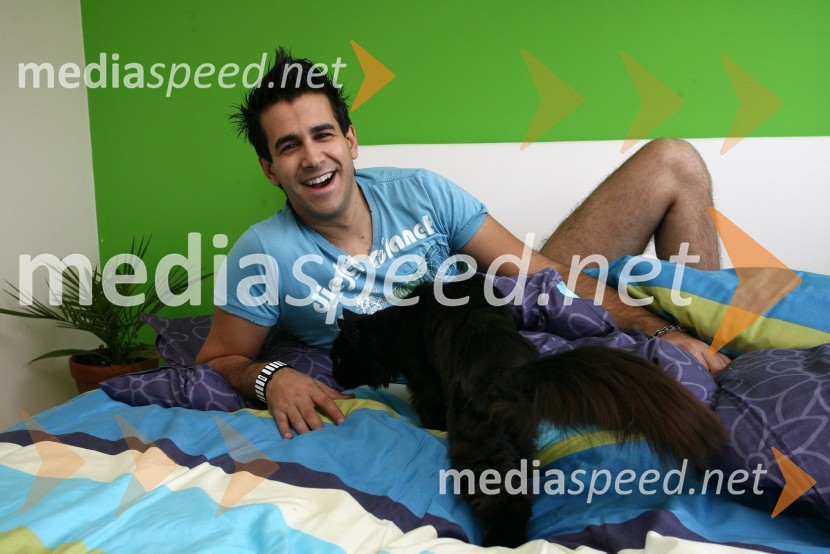 Domen Kumer, pevecZnani Slovenci v pižamah