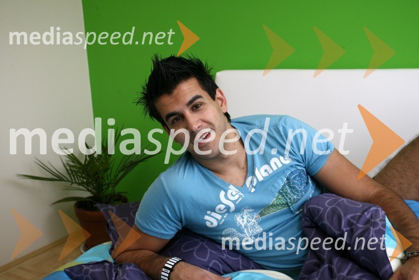 Domen Kumer, pevecZnani Slovenci v pižamah