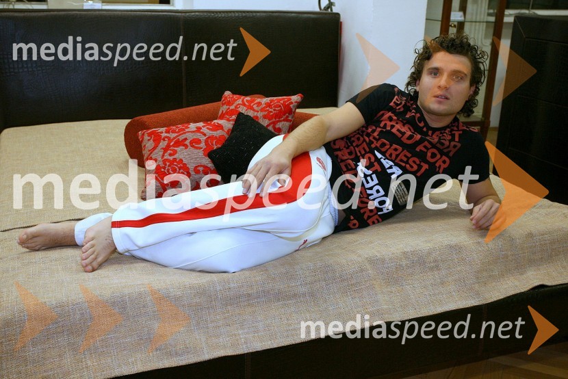 Gorazd Ademovič - Gogi, pevecZnani Slovenci v pižamah