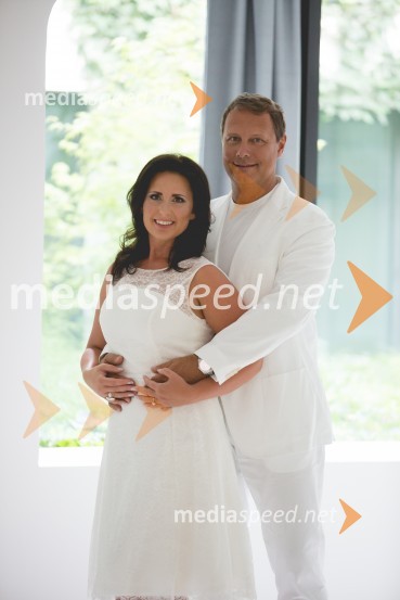  Sonja Vizjak, ustanoviteljica in partnerica AV.consulting; dr. Andrej Vizjak, ustanovitelj in partner AV.consultingAndrej Vizjak in Sonja Bajc, predporočno fotografiranje v Ljubljani