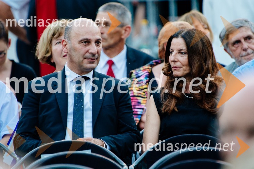  Marjan  Batagelj, predsednik upravnega odbora, Postojnska jama;  Katja Dolenc Batagelj, izvršna dirketorica trženja, Postojnska jamaOsrednja proslava ob dnevu državnosti 2016