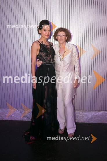  Nives Orešnik, Miss Slovenije 2012;  Damiana Bitežnik Logar, modna kreatorkaČipkasti modni spektakel