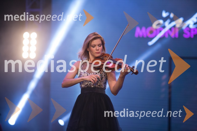  Alenka Semeja, violinistkaČipkasti modni spektakel