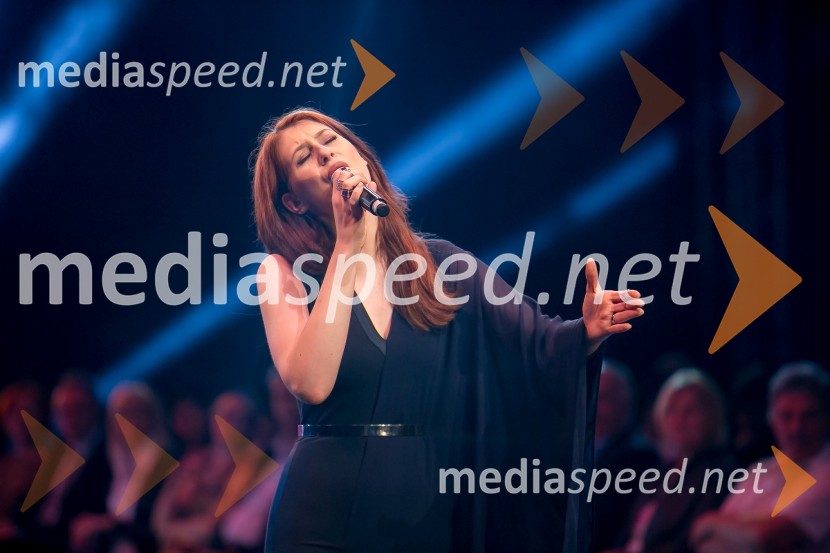  Eva Boto, pevkaČipkasti modni spektakel