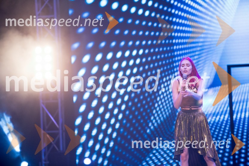  Sara Briški Cirman - Raiven, pevka, harfistkaČipkasti modni spektakel