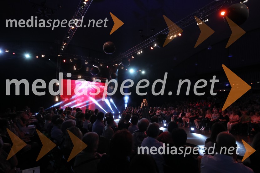 Čipkasti modni spektakelČipkasti modni spektakel