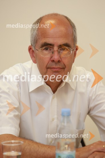  Heinz-Peter Hochrainer,  direktor podjetja Solarni Hibridni Sistemi d o.o..Solarni Hibridni Sistemi, predstavitev podjetja in izdelkov