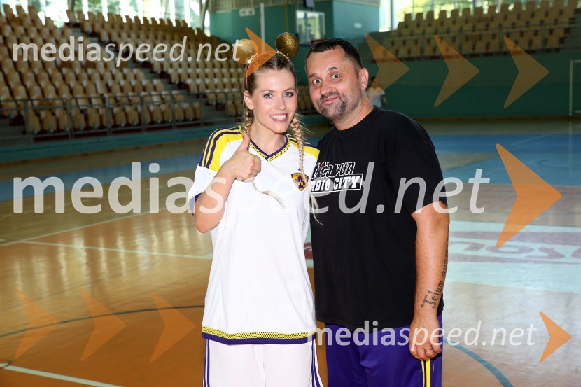  Natalija Veronik, moderatorka, Radio City;  Dejan Vedlin, moderator, Reporter Milan, Radio CityŠ'te miške vs. Pohano United, nogometni dvoboj Radia City