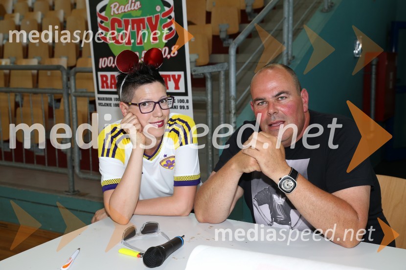  Tina Zavec Aram, moderatorka, Radio City;  Matjaž  Šalamun - Šalca, Reporter Milan, Radio CityŠ'te miške vs. Pohano United, nogometni dvoboj Radia City