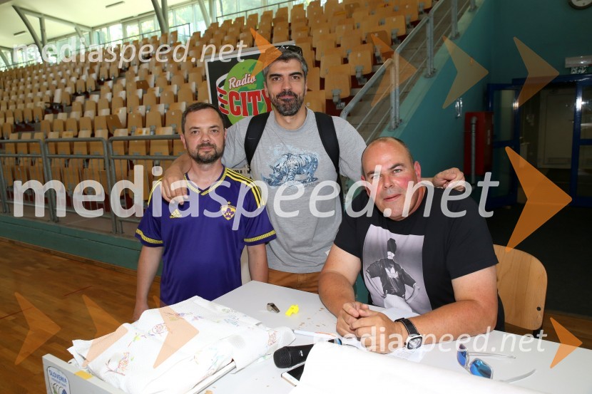  Sandi Križanič, glasbeni urednik, Radio City;  Bor Greiner, odgovorni urednik, Radio City;  Matjaž  Šalamun - Šalca, Reporter Milan, Radio CityŠ'te miške vs. Pohano United, nogometni dvoboj Radia City
