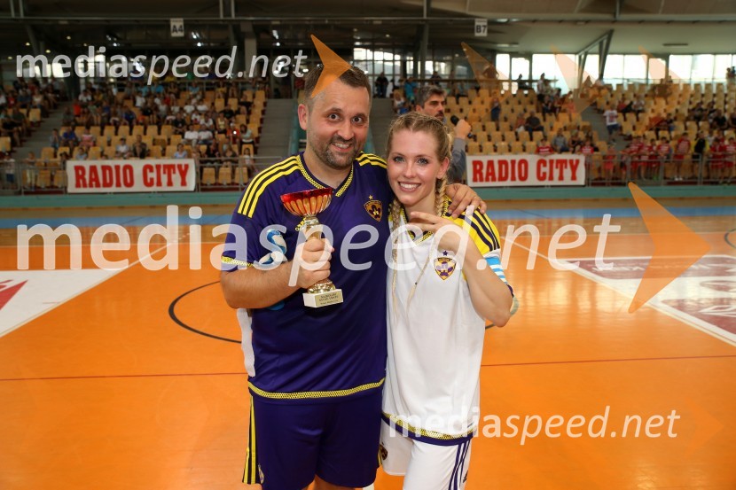  Dejan Vedlin, moderator, Reporter Milan, Radio City;  Natalija Veronik, moderatorka, Radio CityŠ'te miške vs. Pohano United, nogometni dvoboj Radia City