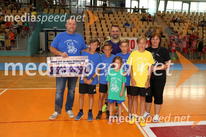  ... ;  ... ;  ... ;  Dejan Vedlin, moderator, Reporter Milan, Radio City;  ... ;  ... ;  ... ;  ... Š'te miške vs. Pohano United, nogometni dvoboj Radia City