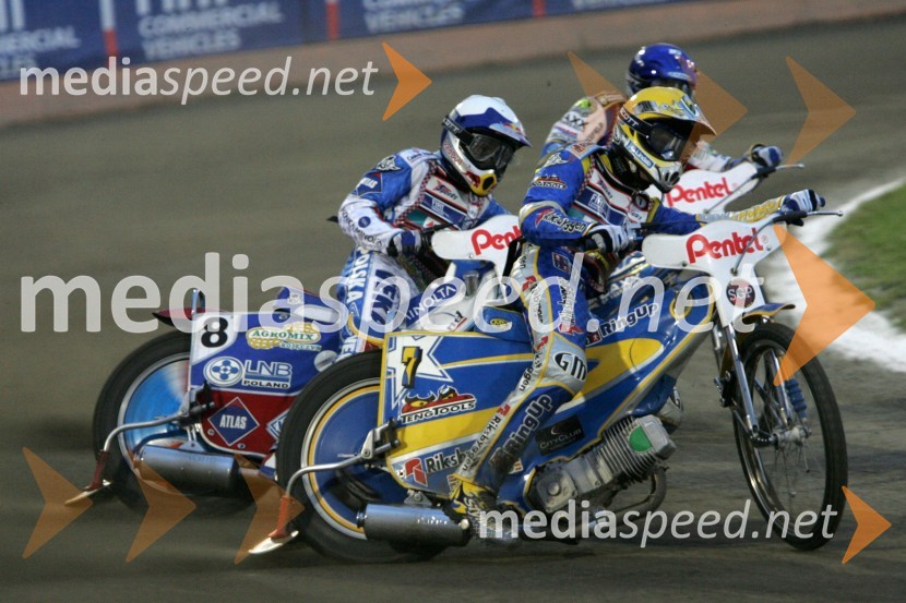 Jaroslaw Hampel, Poljska (v ozadju) in Andreas Jonsson, ŠvedskaSPEEDWAY, Speedway Grand Prix - VN Poljske 2005 dirka