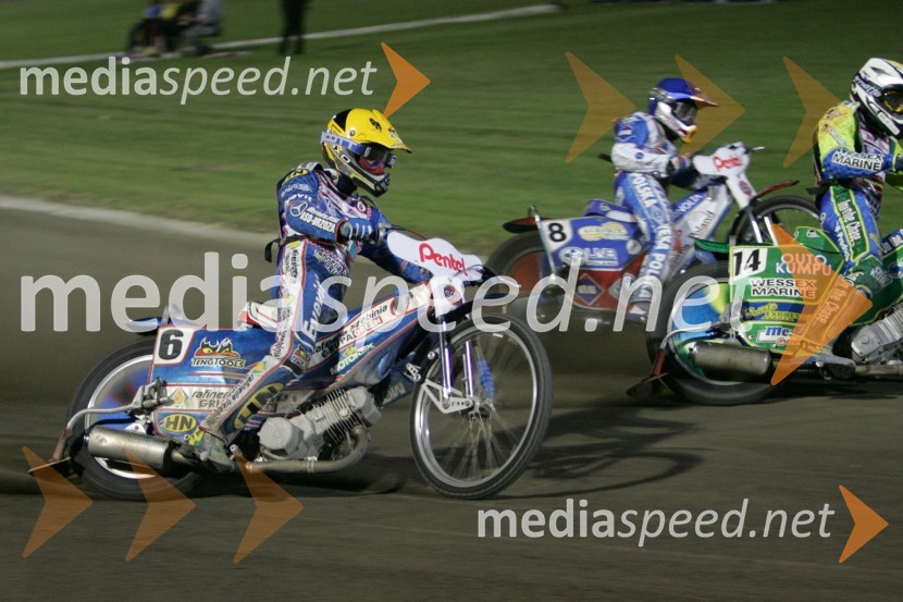 Tomasz Gollob in Jaroslaw Hampel (oba Poljska) ter Antonio Lindbaeck, ŠvedskaSPEEDWAY, Speedway Grand Prix - VN Poljske 2005 dirka