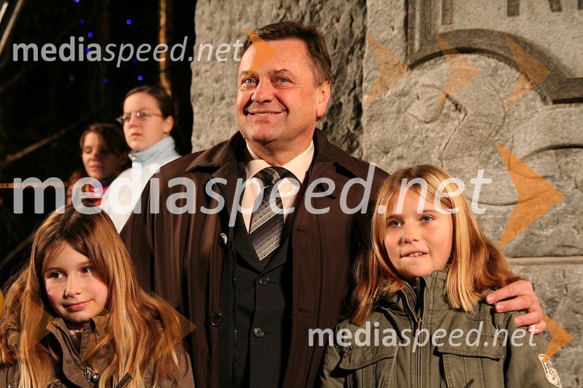 Zoran Jankovič, župan Ljubljane z otrokiPrireditev Ljudje prižgimo luč