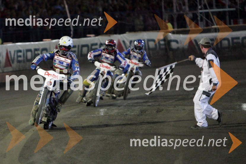 Tomasz Gollob, Poljska; Piotr Protasiewicz, Poljska, Andreas Jonsson, Švedska in štarterSPEEDWAY, Speedway Grand Prix - VN Poljske 2005 dirka