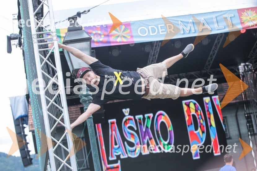 Freestyle klub Celje – akrobatski nastop članov kluba na parterju ter velikem in malem trampolinuLaško Pivo in cvetje 2016, petek