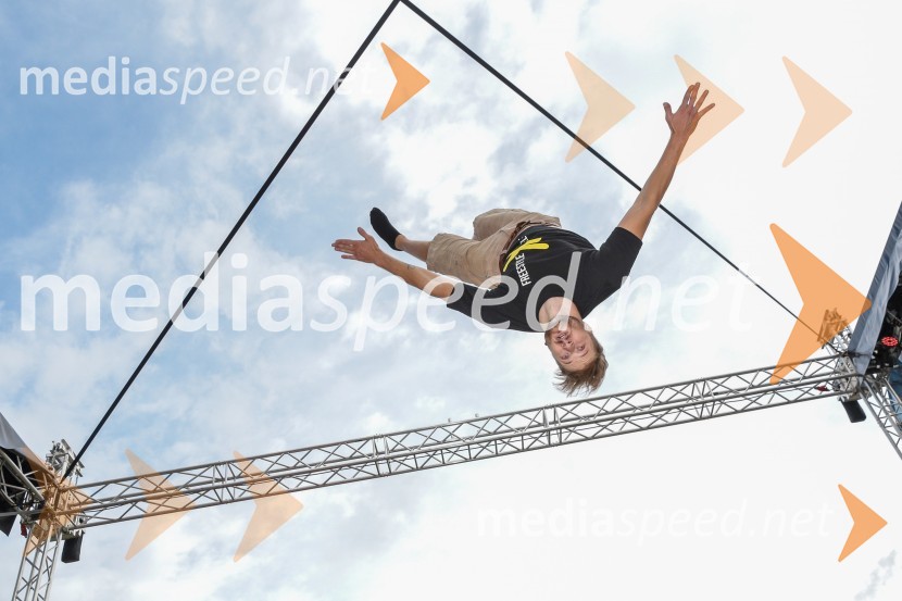 Freestyle klub Celje – akrobatski nastop članov kluba na parterju ter velikem in malem trampolinuLaško Pivo in cvetje 2016, petek