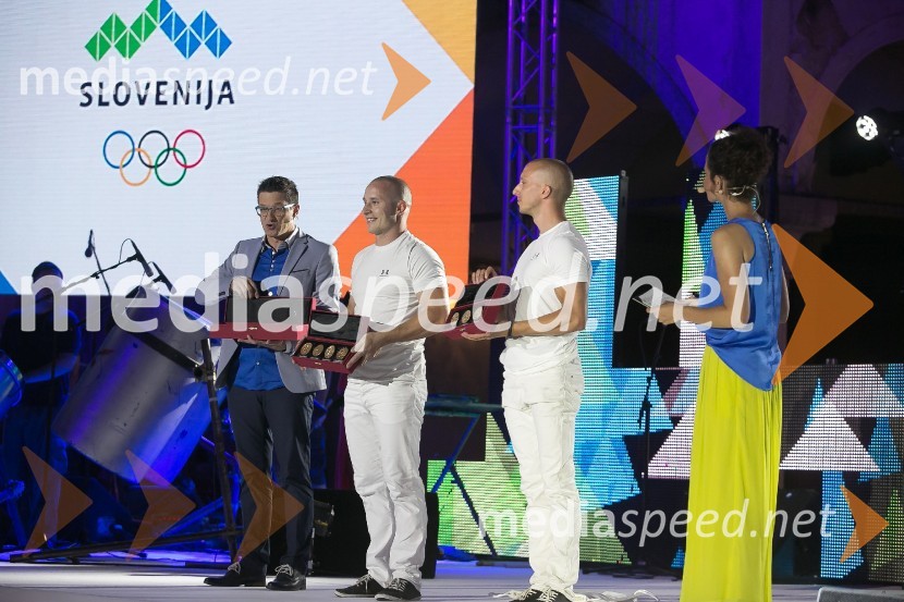  Saša  Jerković, novinar;  Blaž Slanič, F&B Acrobatics;  Filip Kržišnik, F&B Acrobatics;  Andreja Okorn, voditeljicaPredstavitev olimpijske reprezentance Slovenije - Rio 2016