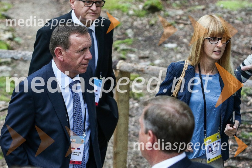  Jože Colarič, predsednik uprave in generalni direktor, Krka d.d.;  Mateja Bertoncelj, novinarka, FinanceSlovesnost ob 100. obletnici Ruske kapelice