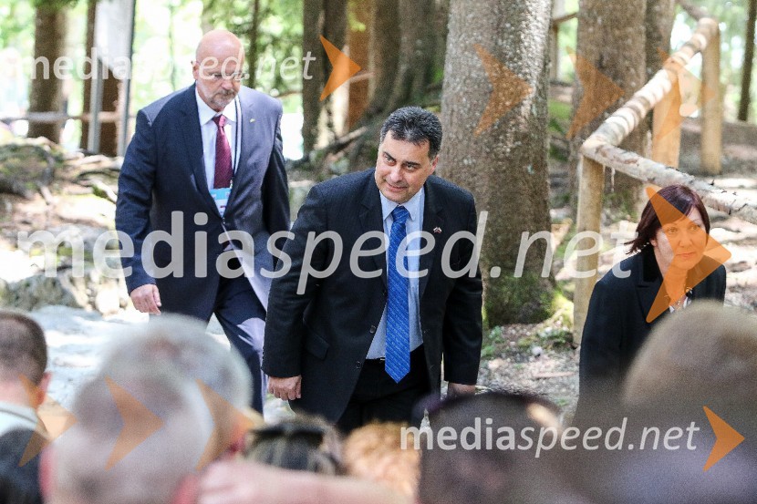  Branko Masleša, predsednik Vrhovnega sodišča Republike Slovenije;  Mitja Bervar, predsednik Državnega sveta Republike Slovenije;  ... Slovesnost ob 100. obletnici Ruske kapelice