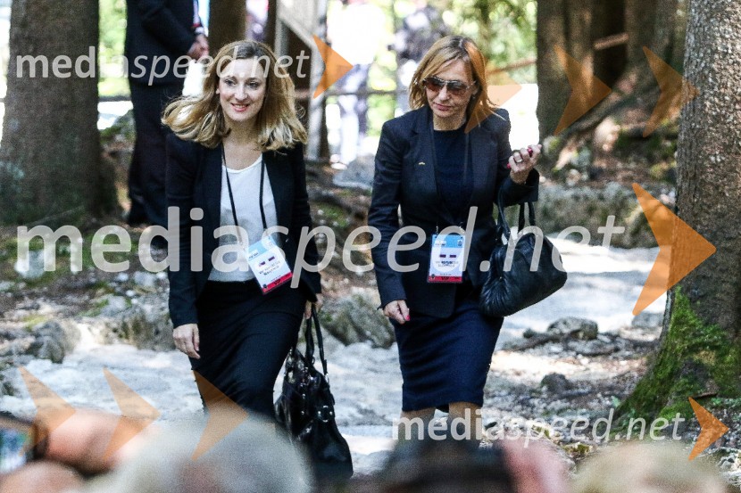  Špela Vovk, svetovalka predsednika RS za komuniciranje in odnose z javnostmi;  ... Slovesnost ob 100. obletnici Ruske kapelice