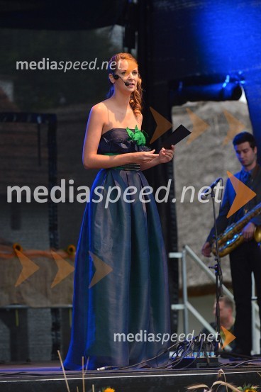  Sergeja Kavaš, napovedovalkaProslava ob obletnici združitve prekmurskih Slovencev z matičnim narodom