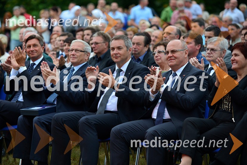  Borut Pahor, predsednik Republike Slovenije;  Milan Kerman, župan Občine Beltinci; mag. Dejan Židan, minister za kmetijstvo, gozdarstvo in prehrano, predsednik stranke SD;  Jožef Horvat, poslanec stranke NSiProslava ob obletnici združitve prekmurskih Slovencev z matičnim narodom
