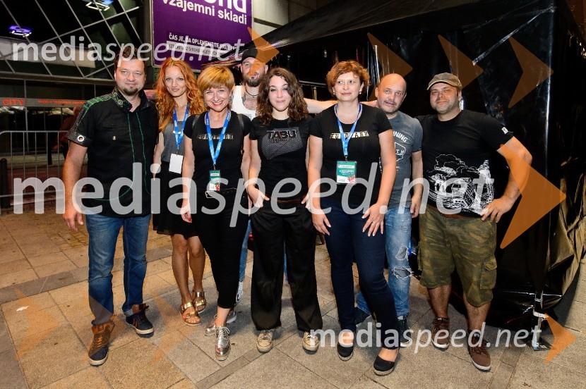  Primož Štorman, član skupine Tabu;  Jana  Koteska, manekenka;  Petra Romih, vodja marketinga Europarka;  Iztok Melanšek, član skupine Tabu;  Eva Beus, nova pevka, skupina Tabu;  Simona Mandl, Center managerka Europarka;  Tomaž Trop, član skupine Tabu;  Aleš Beriša, član skupine TabuEuroparkov koncert leta: Tabu in Jan Plestenjak