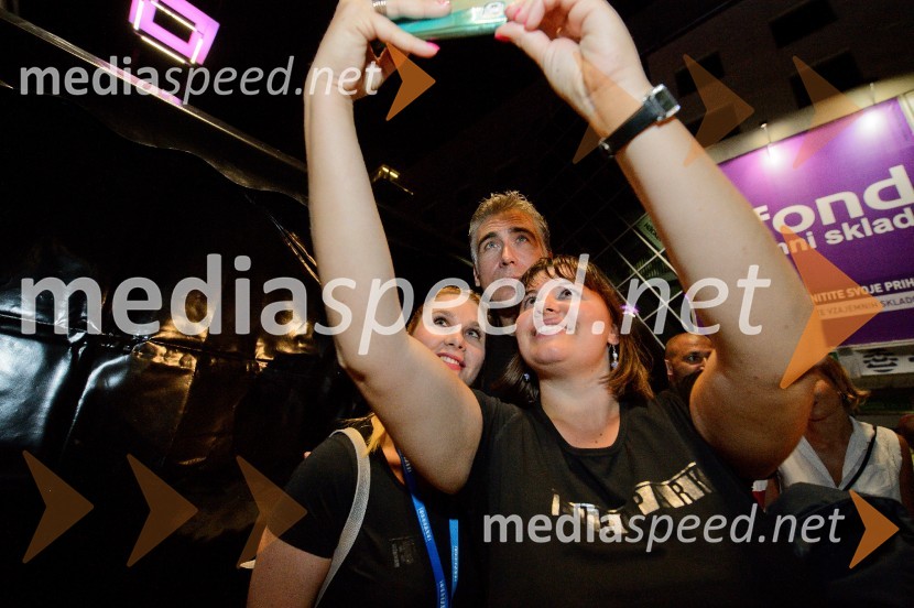  Vanja Bele, asistenka za marketing Europarka;  Jan Plestenjak, pevec;  Metka  Papec, informacijska pisarna EuroparkEuroparkov koncert leta: Tabu in Jan Plestenjak