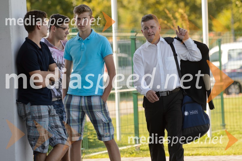  Danilo Steyer,   vinar, Steyer Vina; vinski vitez, predsednik Vinske reprezentance SlovenijeTradicionalna tekma Vinske reprezentance Slovenije ob dnevu vinogradnikov na sejmu Agra