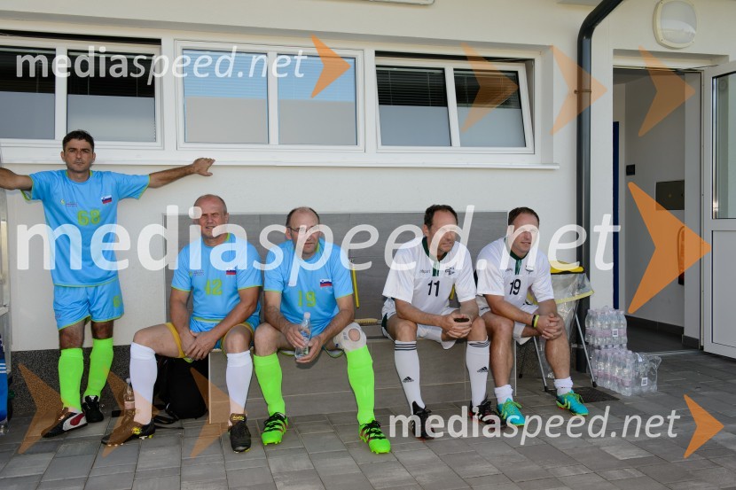  ... ;  ... ;  Bogomir Valdhuber, vinar, Vino Valdhuber, nogometaš Vinske reprezentance Slovenije;  Jože Potrebuješ, skupina Čuki;  ... Tradicionalna tekma Vinske reprezentance Slovenije ob dnevu vinogradnikov na sejmu Agra