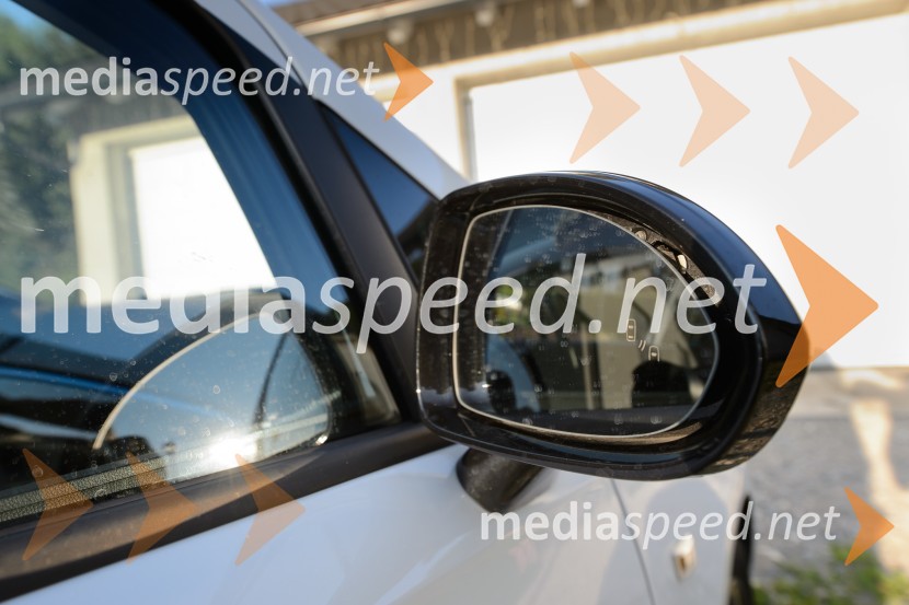 Opel Corsa 1.4 ECOTEC Easytronic Color Edition, sistem za zaznavanje mrtvih kotov se prikazuje v vzvratnem ogledaluOpel Corsa 1.4 ECOTEC Easytronic Color Edition, mediaspeed test