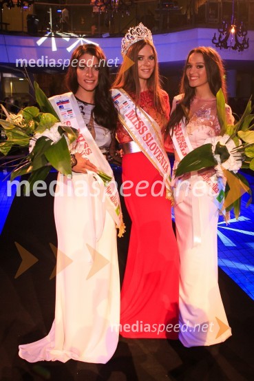  Alena Mušić, 1. spremljevalka Miss Slovenije 2016, Miss osebnosti 2016;  Maja Taradi, Miss Slovenije 2016, Model Atlantis, Miss Slovenskih Novic;  Ana Kondič, 2. spremljevalka Miss Slovenije 2016Miss Slovenije 2016 je Maja Taradi