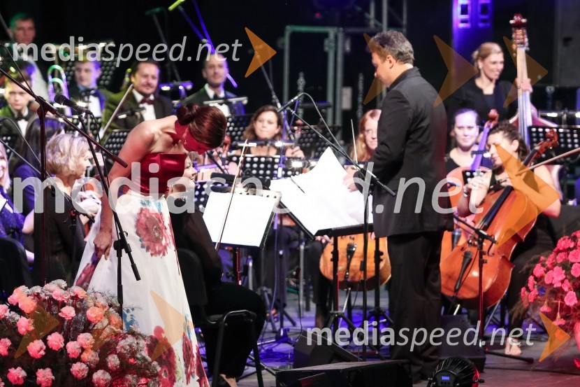  Manca Izmajlova, pevkaFestival Ljubljana 2016: Pesmi mojih krajev, Manca Izmajlova