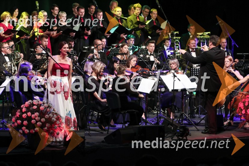  Manca Izmajlova, pevkaFestival Ljubljana 2016: Pesmi mojih krajev, Manca Izmajlova