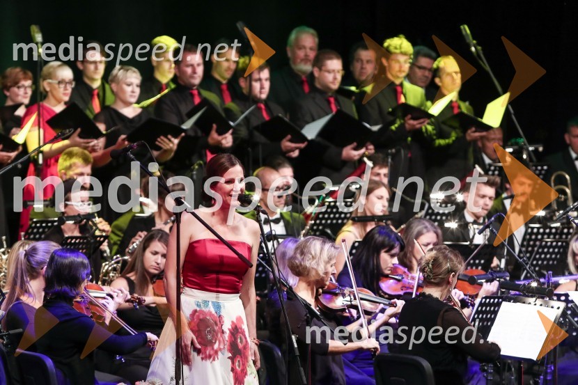  Manca Izmajlova, pevkaFestival Ljubljana 2016: Pesmi mojih krajev, Manca Izmajlova