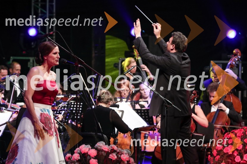  Manca Izmajlova, pevka;  Benjamin Izmajlov, glasbenikFestival Ljubljana 2016: Pesmi mojih krajev, Manca Izmajlova