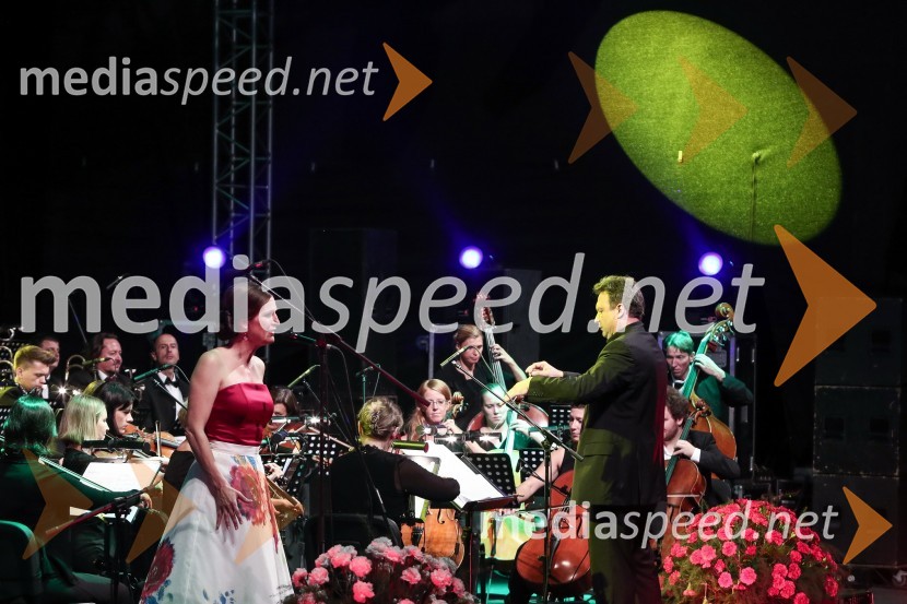  Manca Izmajlova, pevka;  Benjamin Izmajlov, glasbenikFestival Ljubljana 2016: Pesmi mojih krajev, Manca Izmajlova