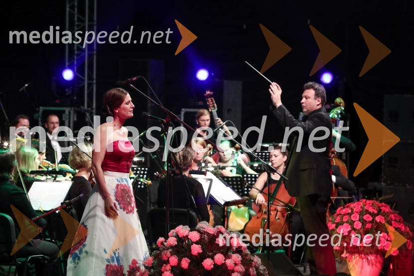  Manca Izmajlova, pevka;  Benjamin Izmajlov, glasbenikFestival Ljubljana 2016: Pesmi mojih krajev, Manca Izmajlova